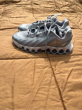 Nike Air Max Dn8 Sneakers Wolf Gray Metallic Silver Men’s Size 5.5 Streetwear